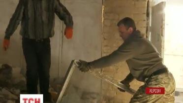 Каратисти з Херсона вивозять сміття, аби мати місце для тренувань