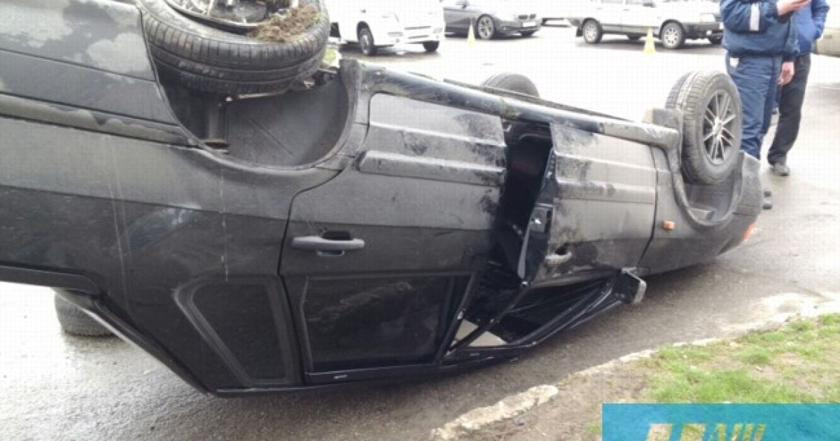 Мощное столкновение маршрутки и ВАЗа в Мелитополе: от удара "Лада" перевернулась на крышу