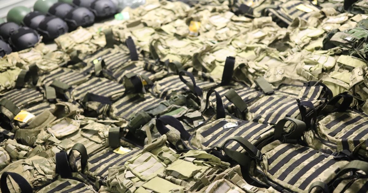 Конфісковані бронежилети та каски.