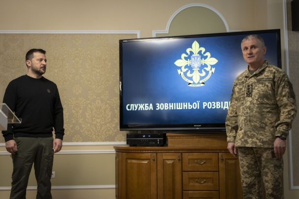 Президент вручив Олегу Іващенку службове посвідчення / Фото: president.gov.ua