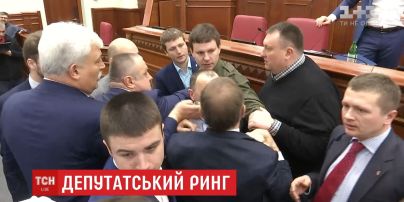 Облитый депутат, обиды и угрозы Кличко: в мэрии произошла драка из-за Шулявского моста