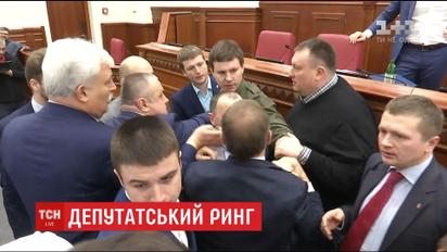 Облитый депутат, обиды и угрозы Кличко: в мэрии произошла драка из-за Шулявского моста