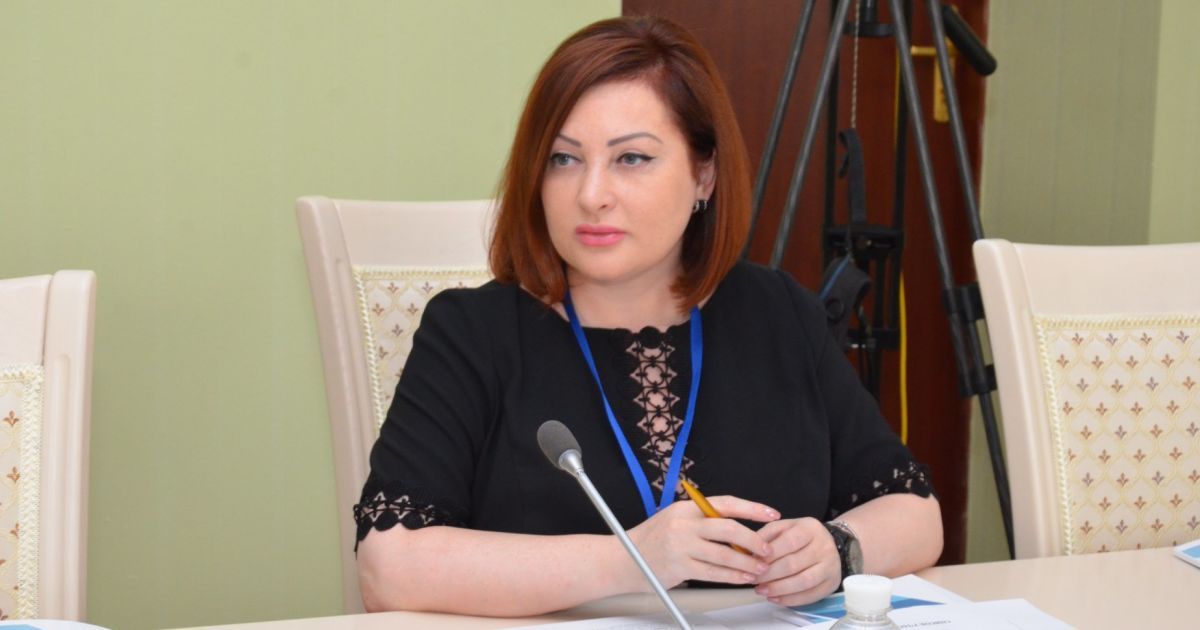 "Знаю, кому это выгодно". Жена чиновника МВД прокомментировала секс-скандал вокруг ее мужа