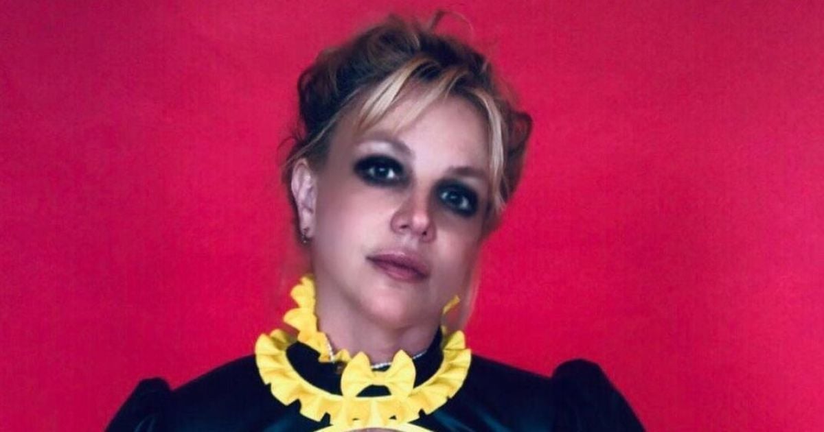 Бритни Спирс показала новый странный танец в гостиной и подала сигнал фанам