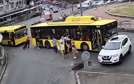 У Києві пасажири штовхали тролейбус і "в'їхали" у Nissan: відео