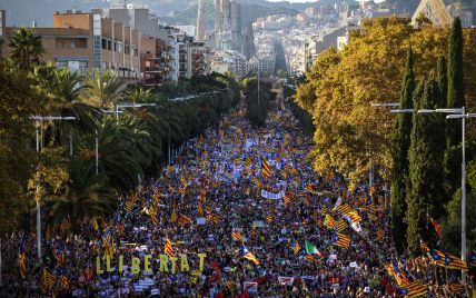 У Барселоні близько 350 тисяч тисяч людей вийшли підтримати лідерів руху за незалежність Каталонії