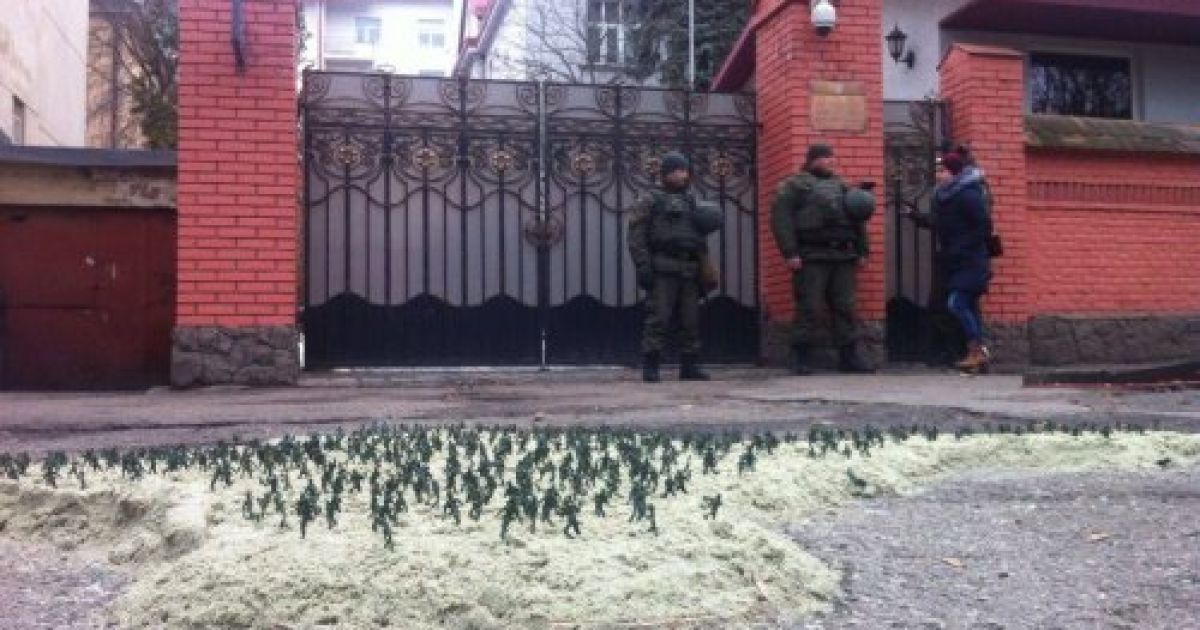 У Львові під російським консульством влаштували акцію з "зеленими чоловічками"