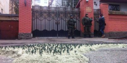 Во Львове под российским консульством устроили акцию с "зелеными человечками"