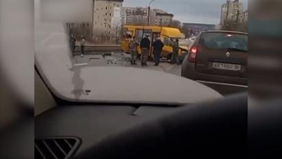 В Луганске оккупант на автомобиле врезался в маршрутку