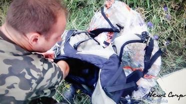 Бойовики оглядали сумки жертв, після чого зібрали цілу купу з мобільних телефонів та особистих речей пасажирів / © News Corp Australia