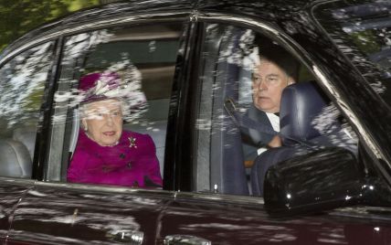 Тепер у фуксії: ефектна королева Єлизавета II зі своїм скандальним сином з'їздила на службу