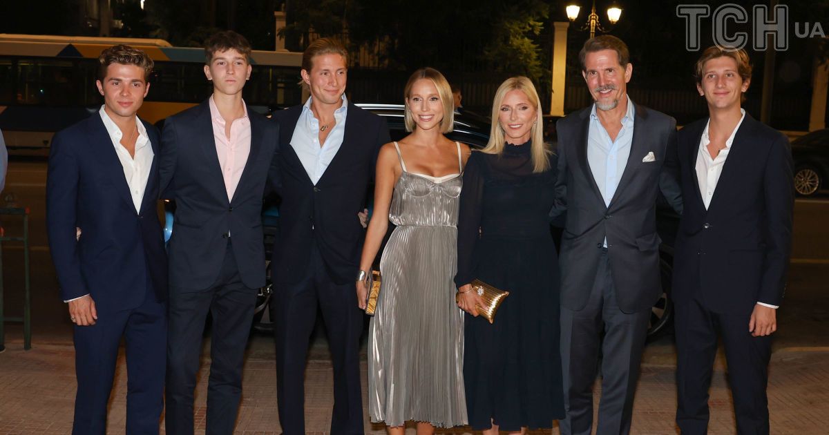 Принцеса Марі-Шанталь та принц Павлос зі своїми дітьми