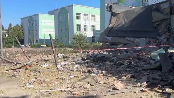 У Солом’янському районі сталося влучання на території школи / © скриншот з відео
