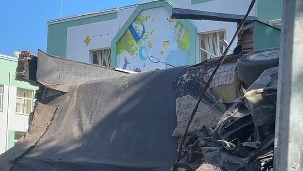 У Солом’янському районі сталося влучання на території школи / © скриншот з відео