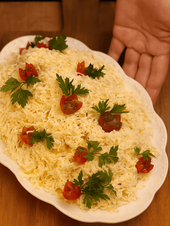 Салат с курицей, крекерами и плавленым сыром tiktok.com_@katarinacooks