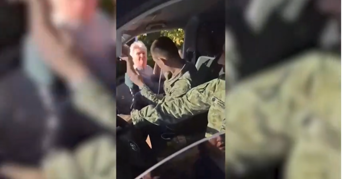 На Закарпатті жінки з дітьми перекрили проїзд авто прикордонників Фото: скрин відео