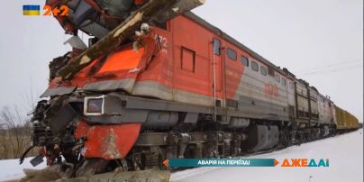Поезд врезался в лесовоз: прицеп разорвало на куски, а кабину локомотива пробило бревнами