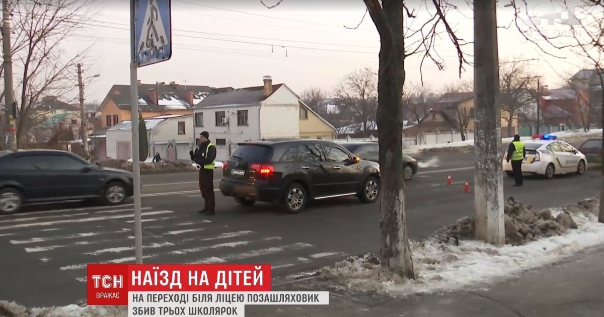 "Прокляте" місце: кияни нарікають на щомісячні ДТП на переході, де джип збив трьох дівчат