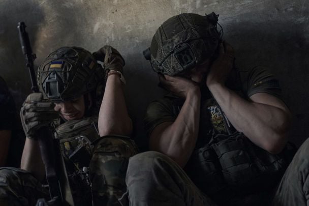 Українські солдати закривають вуха, щоб захиститися від російського танкового обстрілу в укритті на передовій у Запорізькій області, 2 липня 2023 року / © Associated Press