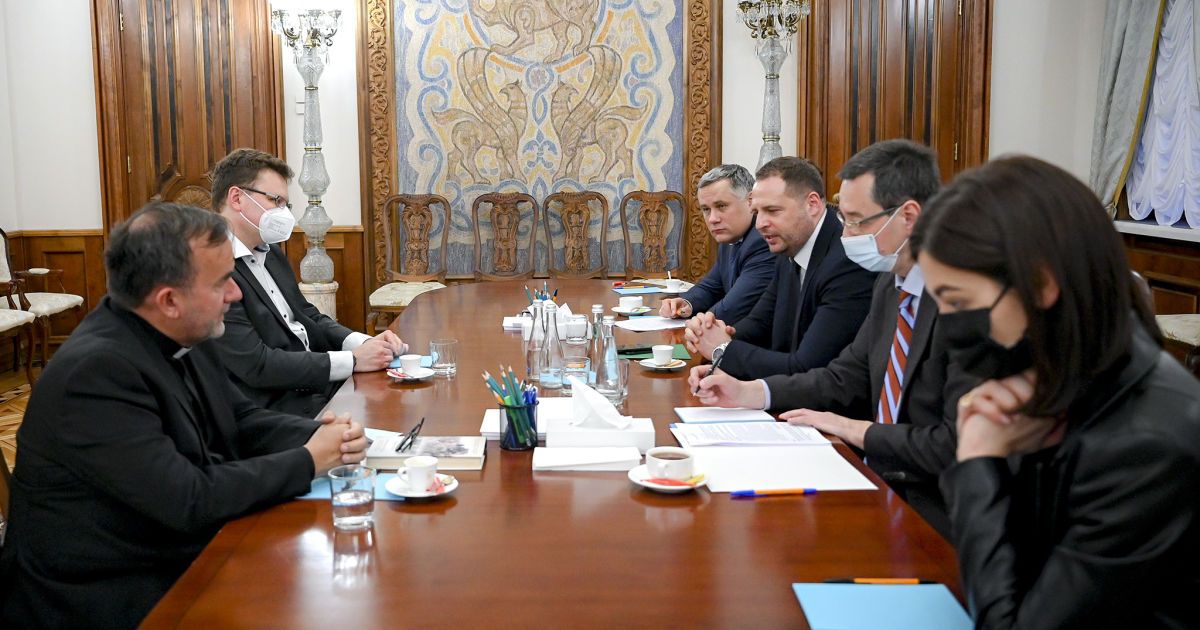 Андрій Єрмак провів зустріч із видатним дослідником Голокосту отцем Патріком Дебуа