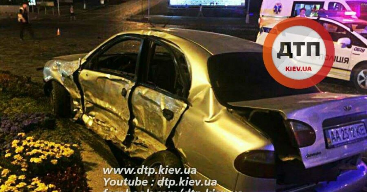 В центре Киева Mercedes мощно протаранил Daewoo Lanos, погибла девушка