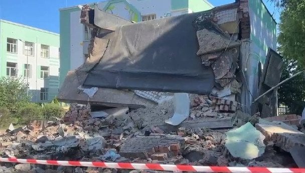 У Солом’янському районі сталося влучання на території школи / © скриншот з відео