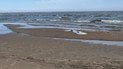 Уламок дрона на березі моря