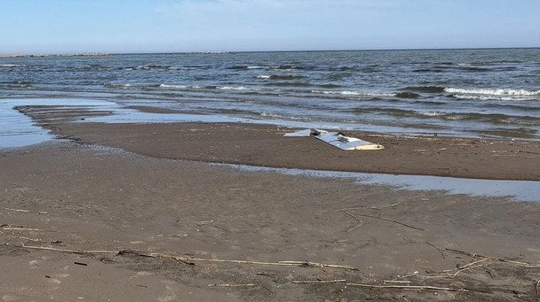 В Естонії море викинуло на берег уламок дрона: що відомо