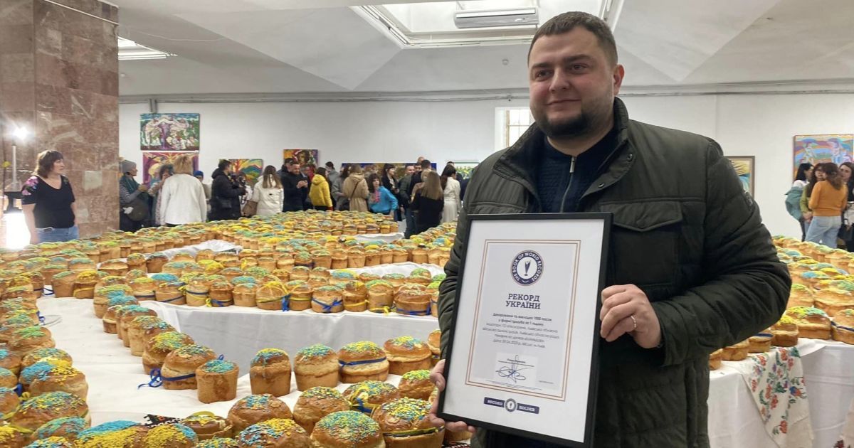 Тризуб из 1000 куличей: во Львове установили пасхальный рекорд Украины (фото)