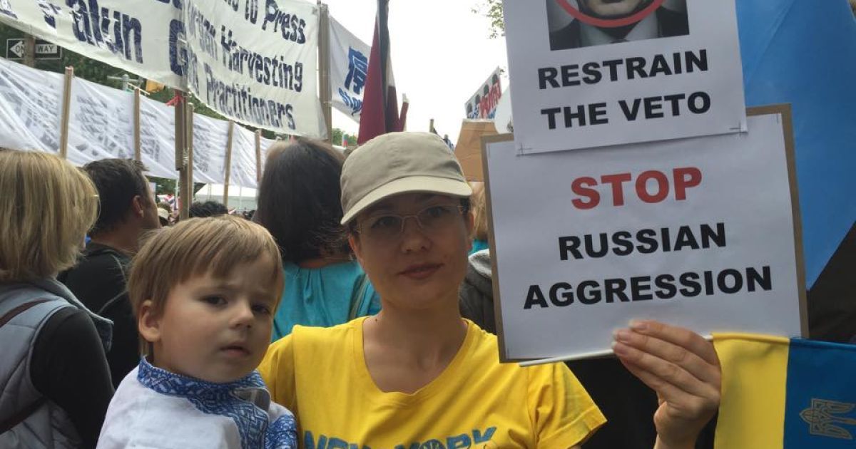 Возле штаб-квартиры ООН протестуют против политики Путина. / © facebook/Елена Рыковцева