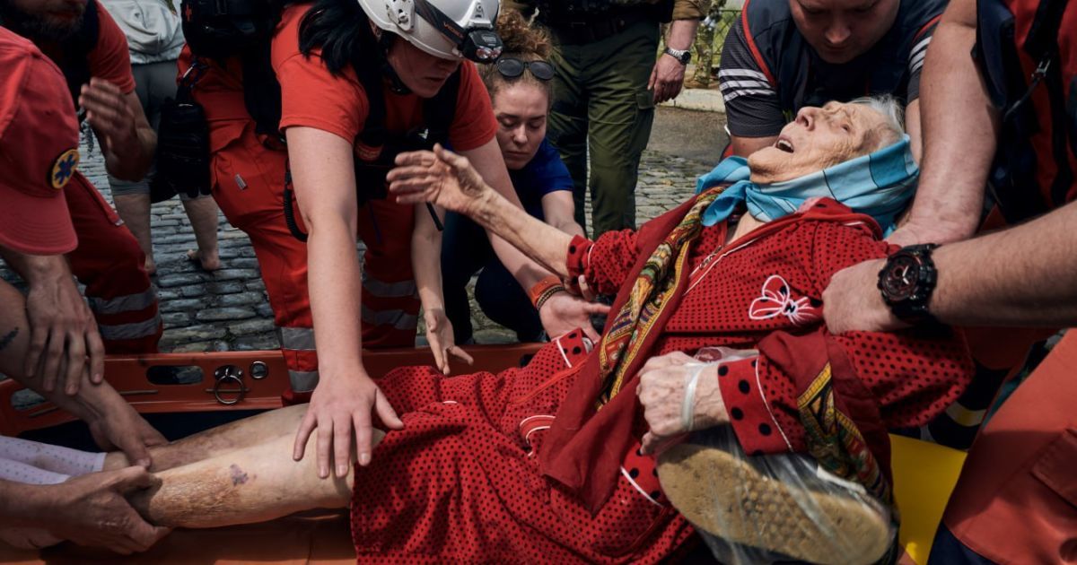 В затопленном Херсоне спасли 96-летнюю женщину Лидию