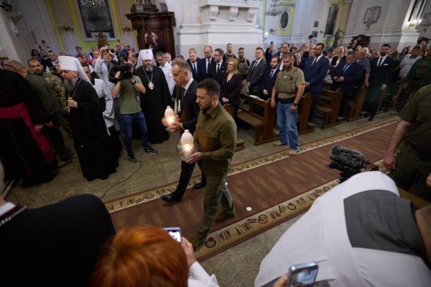 Накануне вечером, 8 июля, перекрыли улицы Кафедральная, Плитница, Братковского и на площади перед Луцким замком.