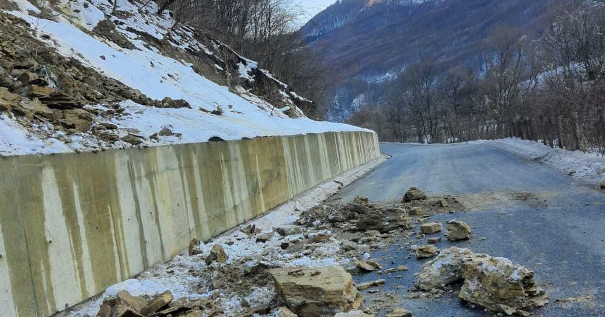 На Закарпатті стався зсув снігу разом із камінням