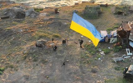"Так само піднімемо і на інших окупованих територіях": з'явилося відео встановлення українського прапора на Зміїному