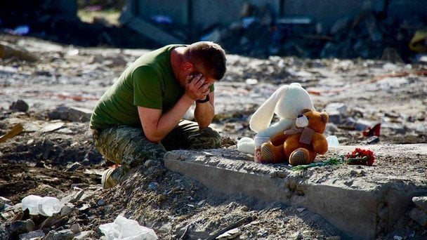 Данило Воронов на місці знищеного ракетою будинку своєю родини у Радушному / © Суспільне