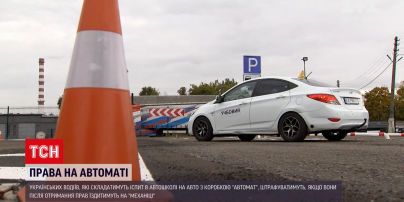Новини України: невдовзі водіїв зможуть штрафувати за їзду на "механіці"