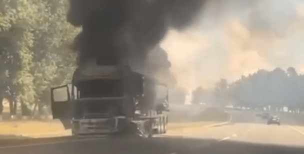 В городе Суджа на обочине пылает бензовоз / © скриншот с видео