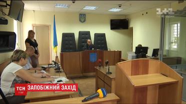 Суд посадил под круглосуточный домашний арест депутата, который морил сына голодом