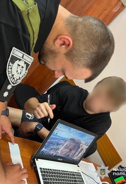 Отец-блогер разрешил 8-летней дочери водить авто на Львовщине