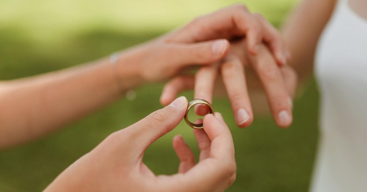 Жінка двічі виходила заміж, щоб вивести чоловіків за кордон