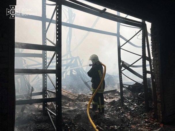 У Луцьку внаслідок ворожого обстрілу зайнялася складська будівля з продуктами харчування. / © ДСНС
