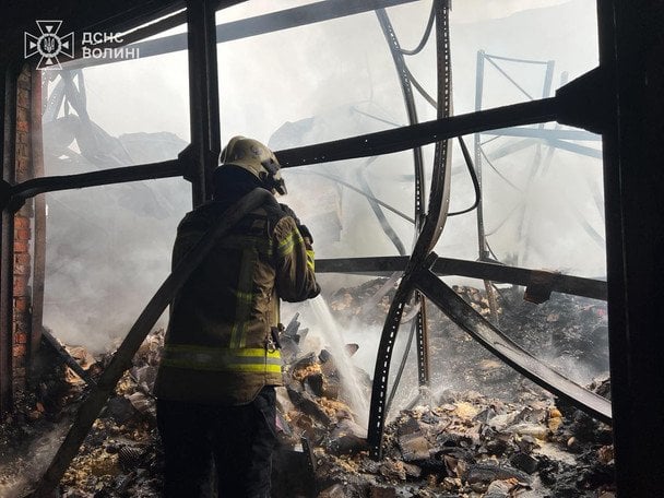 У Луцьку внаслідок ворожого обстрілу зайнялася складська будівля з продуктами харчування. / © ДСНС