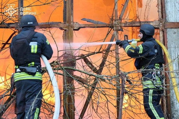 У Луцьку внаслідок ворожого обстрілу зайнялася складська будівля з продуктами харчування. / © ДСНС