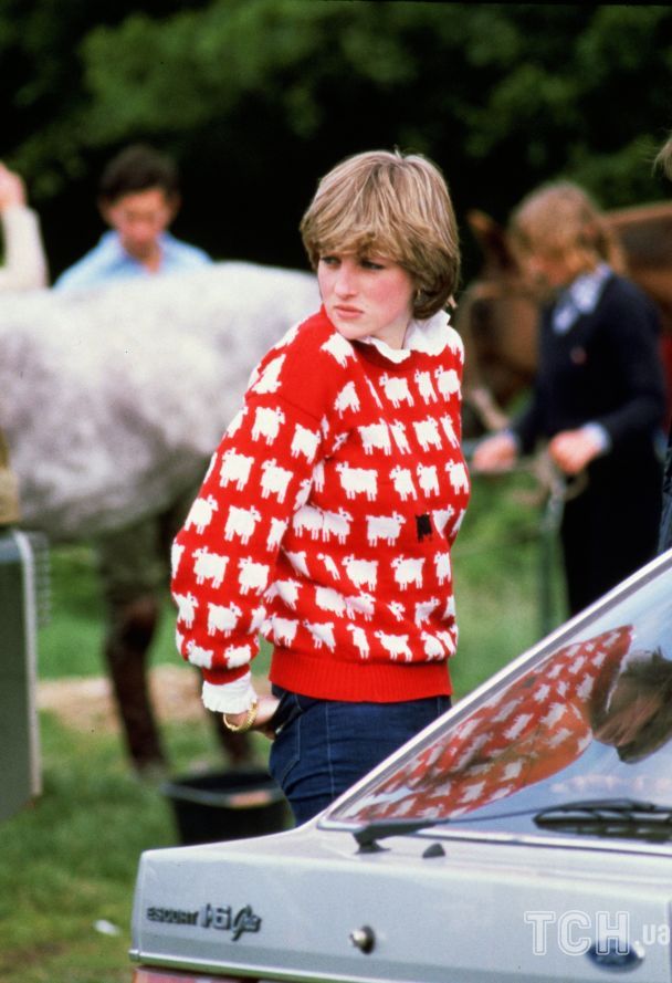 Принцеса Діана у першій версії свого светру / © Getty Images