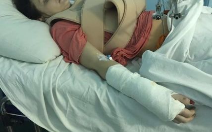 Многочисленные переломы рук и таза: стало известно о еще одной жертве ДТП на остановке в Киеве