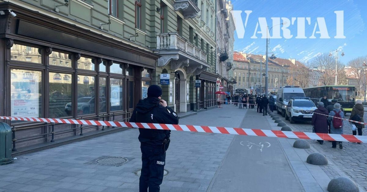 В центре Львова аноним "заминировал" банк: фото, видео