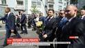 Зеленский в сопровождении своих сторонников пешком пришел в Администрацию президента