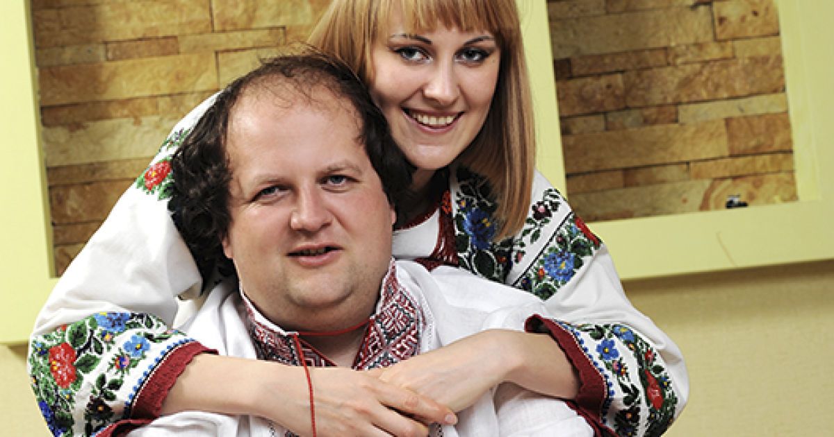 Виктор Бронюк с любимой украсил обложку глянца