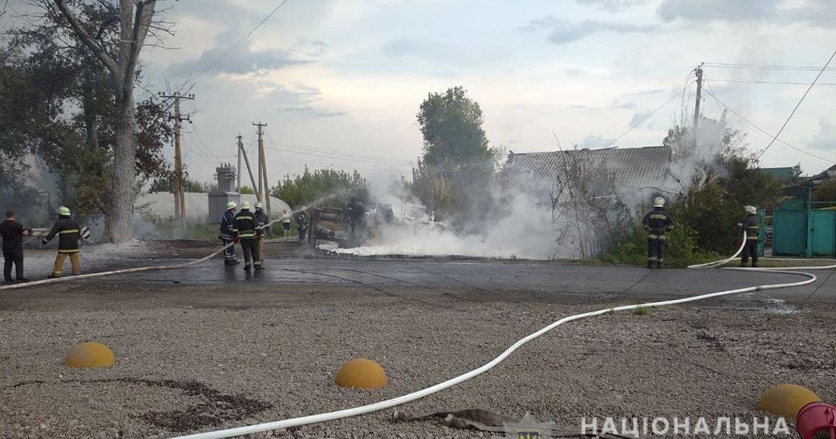 Масштабна ДТП на Запоріжжі: бензовоз, який перекинувся та спалахнув, пошкодив газову трубу (фото)