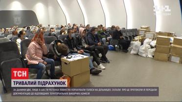 В ряде крупных городов члены избирательных участков все еще находятся в помещениях ТИК